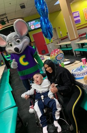 child at chuck e cheese